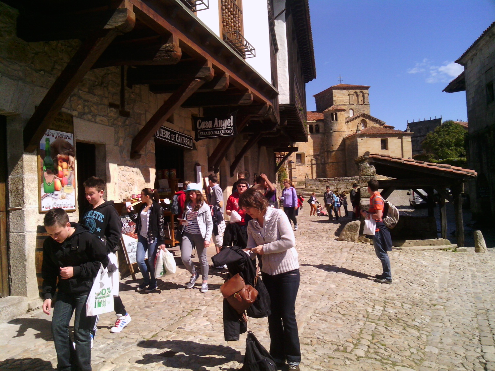 Temps libre à Santillana Del Mar, l'occasion d'acheter quelques souvenirs...